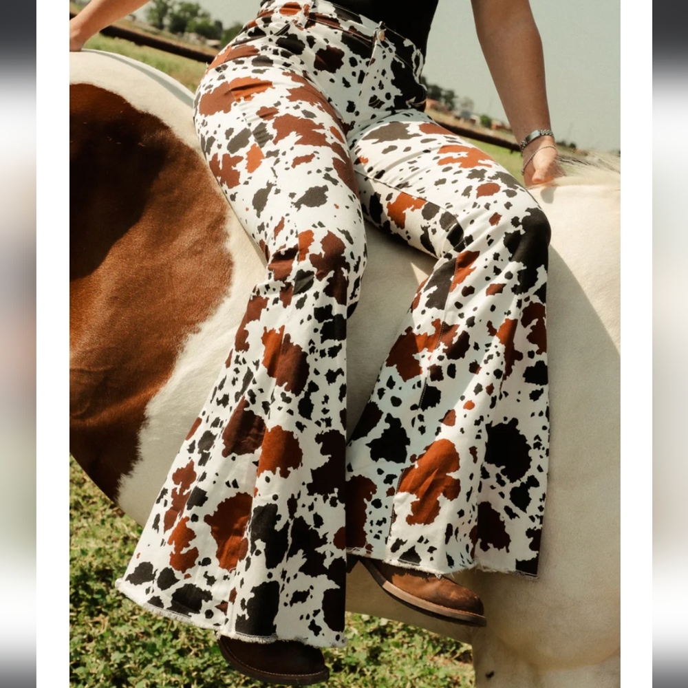 RANCH DRESS'N Fallon Taylor "Cattle Drive" cow print super flare jeans sz 6 euc